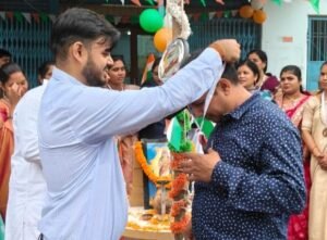 स्वतंत्रता दिवस पर सम्मानित हुए शक्ति के एलआईसी अभिकर्ता अरुण कसेर.उत्कृष्ट कार्यो के लिए मिला मेडल. शाखा प्रबंधक सहित बीमा अधिकारियों के हाथों से मिला यह सम्मान kshititech