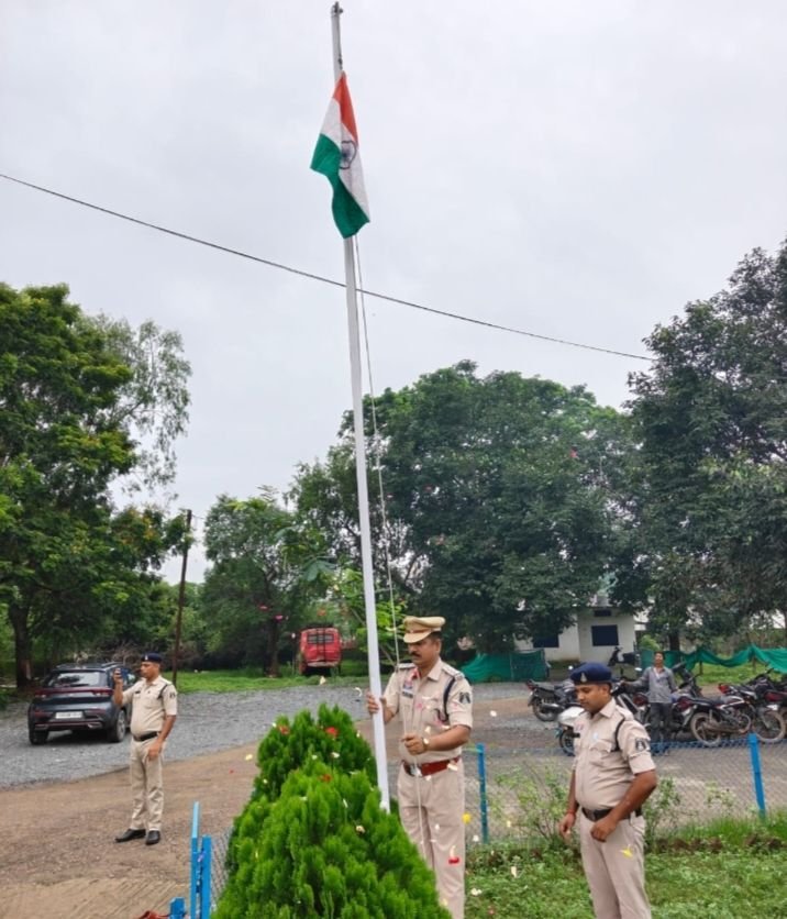 पुलिस थाना बाराद्वार में नगर निरीक्षक नरेंद्र यादव ने किया स्वतंत्रता दिवस पर ध्वजारोहण. समस्त क्षेत्र वासियों को दी शुभकामनाएं. साइबर जागृति अभियान से भी लोगों को जूड़ने की करी अपील पुलिस थाना बाराद्वार में नगर निरीक्षक नरेंद्र यादव ने किया स्वतंत्रता दिवस पर ध्वजारोहण. समस्त क्षेत्र वासियों को दी शुभकामनाएं. साइबर जागृति अभियान से भी लोगों को जूड़ने की करी अपील kshititech