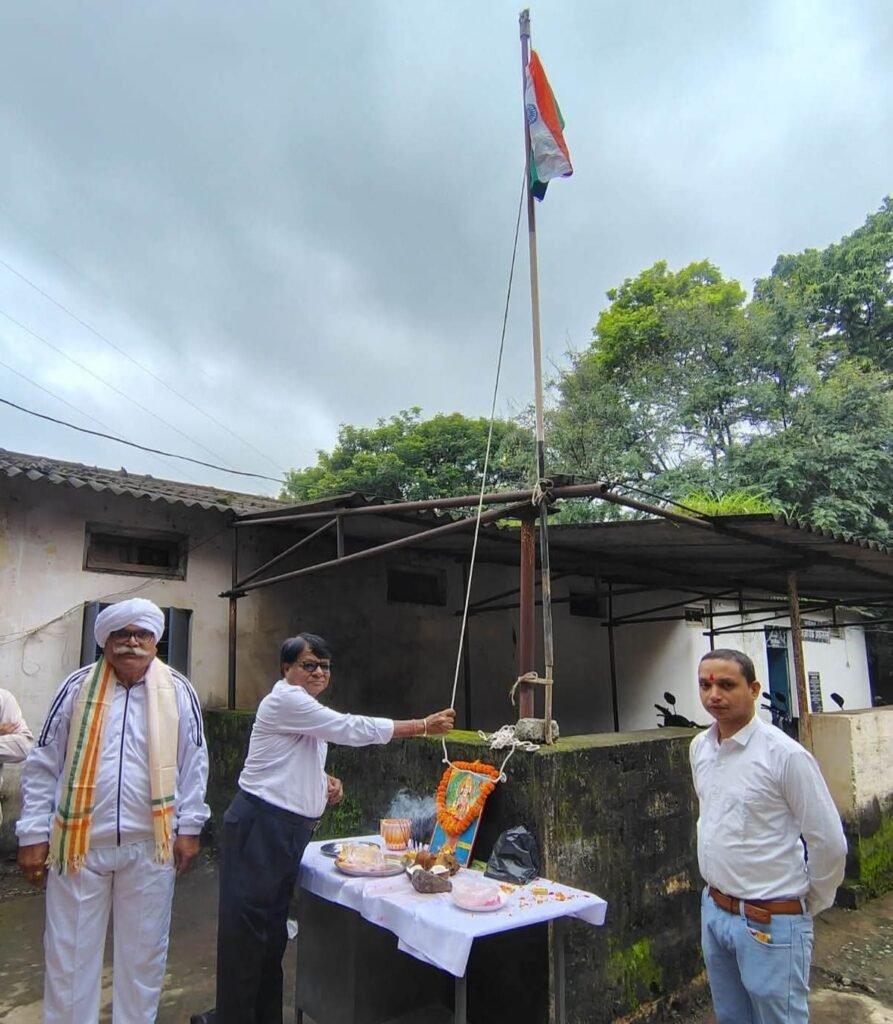 अकलतरा के समाज सेवी नरेश केडिया ने किया सेवा सहकारी समिति में ध्वजारोहण. समस्त कृषको को दी स्वतंत्रता दिवस की शुभकामनाएं. श्री केडिया जी ने कहा आजादी की यह वर्षगांठ हम सबके लिए गौरवशाली. अंग्रेजों की गुलामी से मिली थी हमें आजादी. अमर शहीदों को स्मरण भी किया केडिया जी ने kshititech