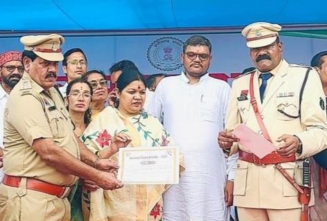 यातायात नियमों के उल्लंघन में सर्वाधिक जुर्माने एवं चालान के मामले दर्ज-शक्ति जिले में यातायात व्यवस्था को सुचारू बनाने के लिए स्वतंत्रता दिवस के मुख्य समारोह में सम्मानित हुए ट्रैफिक इंचार्ज वाई एन शर्मा.सांसद कमलेश जांगड़े एवं जिला पुलिस कप्तान ठाकुर साहब के हाथों में मिला सम्मान. जिला पुलिस शक्ति के थाना प्रभारी गण भी हुए सम्मानित यातायात नियमों के उल्लंघन में सर्वाधिक जुर्माने एवं चालान के मामले दर्ज-शक्ति जिले में यातायात व्यवस्था को सुचारू बनाने के लिए स्वतंत्रता दिवस के मुख्य समारोह में सम्मानित हुए ट्रैफिक इंचार्ज वाई एन शर्मा.सांसद कमलेश जांगड़े एवं जिला पुलिस कप्तान ठाकुर साहब के हाथों में मिला सम्मान. जिला पुलिस शक्ति के थाना प्रभारी गण भी हुए सम्मानित kshititech