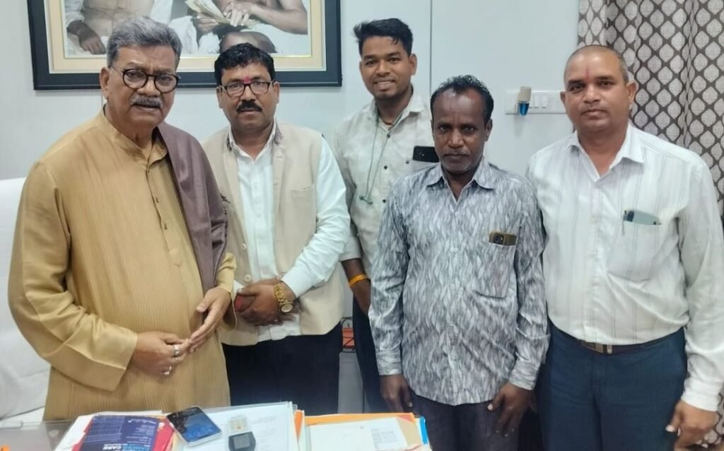 सक्रिय है सरपंच जी-राजधानी रायपुर में महंत जी से मिले टेमर के सरपंच चंद्र कुमार सोनी. ग्राम पंचायत के विकास को लेकर करी चर्चा. स्वतंत्रता दिवस की शुभकामनाएं भी दी सरपंच जी ने. महंत जी ने गांव के विकास के लिए प्रतिनिधि मंडल को दिलाया भरोसा सक्रिय है सरपंच जी-राजधानी रायपुर में महंत जी से मिले टेमर के सरपंच चंद्र कुमार सोनी. ग्राम पंचायत के विकास को लेकर करी चर्चा. स्वतंत्रता दिवस की शुभकामनाएं भी दी सरपंच जी ने. महंत जी ने गांव के विकास के लिए प्रतिनिधि मंडल को दिलाया भरोसा kshititech
