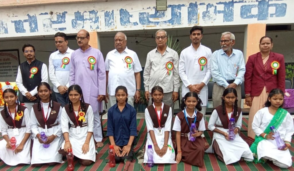 नैला के सरस्वती शिशु मंदिर में समाजसेवी लीलाधर सुल्तानिया ने किया ध्वजारोहण.श्री सुल्तानिया ने विद्यार्थियों को संबोधित करते हुए कहा-विद्यार्थी महापुरुषों की जीवनियाँ पढ़ें, अच्छे संस्कार अपनाएँ और देश की जिम्मेदारी संभाले. वीणापाणी शिक्षण समिति के संस्थापक हैं लीलाधर जी नैला के सरस्वती शिशु मंदिर में समाजसेवी लीलाधर सुल्तानिया ने किया ध्वजारोहण.श्री सुल्तानिया ने विद्यार्थियों को संबोधित करते हुए कहा-विद्यार्थी महापुरुषों की जीवनियाँ पढ़ें, अच्छे संस्कार अपनाएँ और देश की जिम्मेदारी संभाले. वीणापाणी शिक्षण समिति के संस्थापक हैं लीलाधर जी kshititech