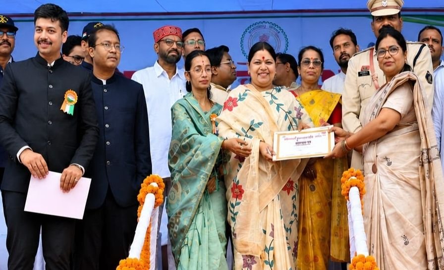 स्वतंत्रता दिवस के मौके पर सम्मानित हुई शक्ति जिले की जिला शिक्षा अधिकारी डॉक्टर कुमुदिनी बाघ द्विवेदी. जिले में शिक्षा के क्षेत्र में उत्कृष्ट योगदान के लिए मुख्य अतिथि के हाथों मिला सम्मान. कलेक्टर-एसपी- जिला पंचायत सीईओ सहित अतिथि रहे मौजूद. शैक्षणिक व्यवस्था को प्रभावी बनाने में अहम भूमिका निभाई डॉक्टर कुमुदिनी बाघ द्विवेदी ने kshititech