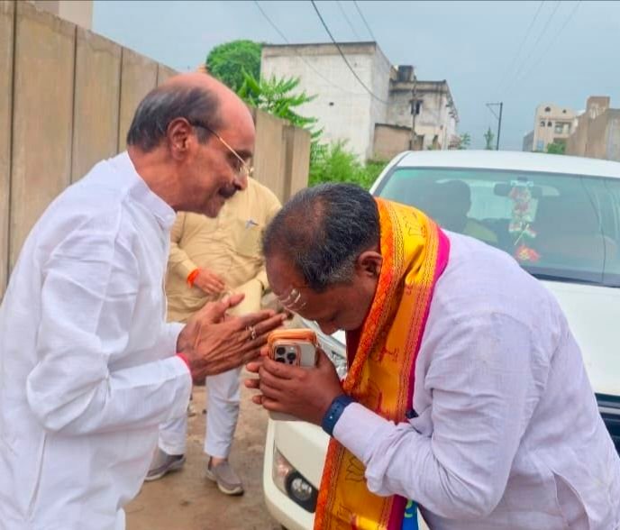 शक्ति जिले के वरिष्ठ भाजपा नेता रामअवतार अग्रवाल के निवास पर पहुंचे प्रदेश भाजपा के संगठन महामंत्री पवन कुमार साय.अग्रवाल परिवार ने किया संगठन महामंत्री का आत्मीय स्वागत. सर झुका कर स्वागत स्वीकार किया संगठन महामंत्रीजी ने kshititech