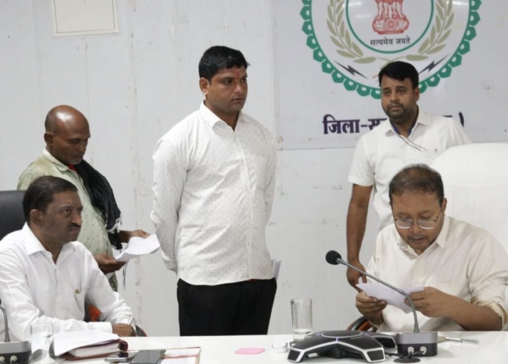 मंगलवार को भारी बारिश के चलते केवल 6 फरियादी ही पहुंचे कलेक्टर साहब के जनदर्शन में. कलेक्टर तोपनों ने दिलाया समस्याओं के निराकरण का भरोसा. जिले के एडिशनल कलेक्टर लकड़ा भी रहे मौजूद kshititech