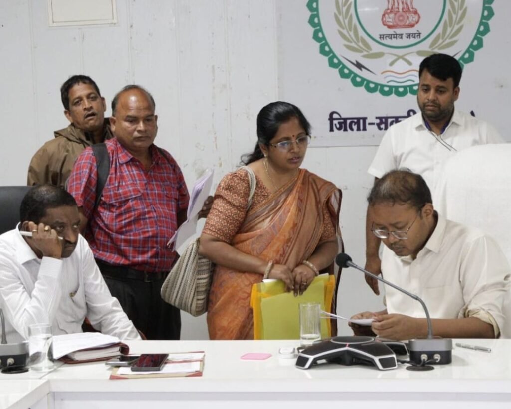 मंगलवार को भारी बारिश के चलते केवल 6 फरियादी ही पहुंचे कलेक्टर साहब के जनदर्शन में. कलेक्टर तोपनों ने दिलाया समस्याओं के निराकरण का भरोसा. जिले के एडिशनल कलेक्टर लकड़ा भी रहे मौजूद kshititech