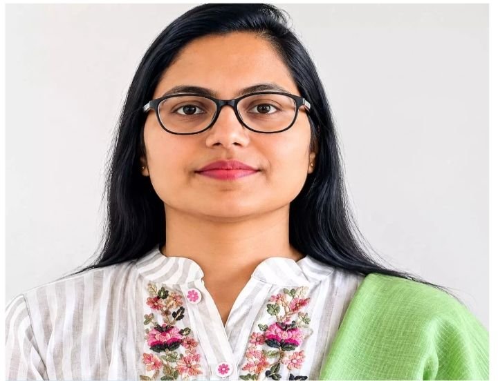 समाजशास्त्र में एमएससी है शक्ति जिले की नई कलेक्टर जय श्री जैन. 1 अगस्त 2024 को संभाला था उन्होंने राज्य ग्रामीण आजीविका मिशन के प्रबंध निदेशक का दायित्व. वर्तमान में वन एवं जलवायु परिवर्तन विभाग छत्तीसगढ़ की संयुक्त सचिव थी जय श्री जैन जी kshititech
