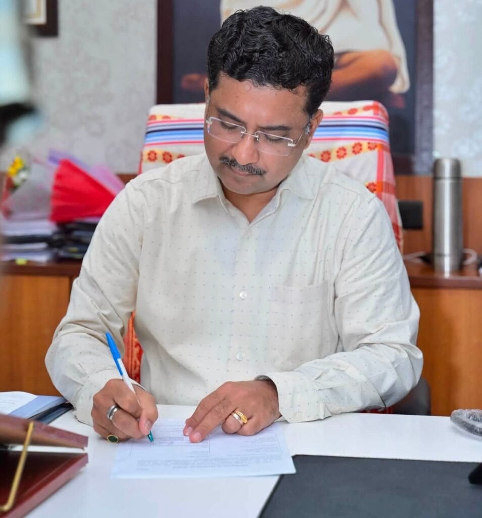 नगरीय प्रशासन विकास विभाग के प्रमुख सचिव की जिम्मेदारी संभाली सोनमणि बोरा ने- 19 अगस्त को किया पदभार ग्रहण. प्रदेश के मुख्यमंत्री एवं नगरीय प्रशासन मंत्री से करी मुलाकात. जांजगीर चांपा जिले के पूर्व कलेक्टर भी रहे हैं सोनमणि बोरा नगरीय प्रशासन विकास विभाग के प्रमुख सचिव की जिम्मेदारी संभाली सोनमणि बोरा ने- 19 अगस्त को किया पदभार ग्रहण. प्रदेश के मुख्यमंत्री एवं नगरीय प्रशासन मंत्री से करी मुलाकात. जांजगीर चांपा जिले के पूर्व कलेक्टर भी रहे हैं सोनमणि बोरा kshititech