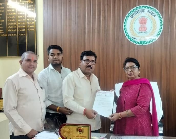 टेमर के सरपंच चंद्र कुमार सोनी ने जिला शिक्षा अधिकारी मैडम से करी मुलाकात- गांव के हाई स्कूल में विज्ञान शिक्षक की नियुक्ति करने की रखी मांग. स्कूल में शौचालय निर्माण की भी करी मांग. डीईओ मैडम ने दिया प्रतिनिधि मंडल को आश्वासन kshititech