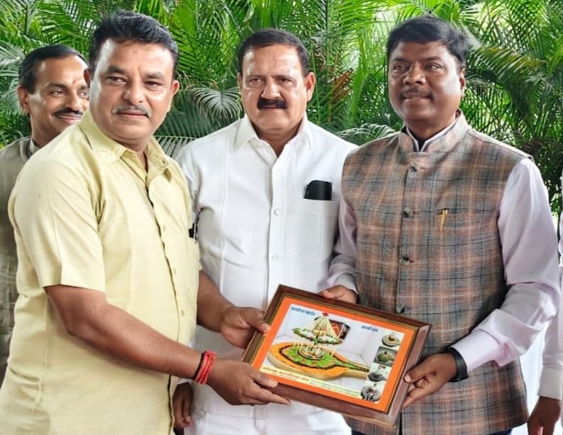 कोरबा पहुंचे वन मंत्री का हुआ जोरदार स्वागत.भाजपा नेता राकेश नागरमल अग्रवाल सहित कार्यकर्ता रहे मौजूद. मंत्री जी को कनकेश्वर धाम की भी दी गई जानकारी kshititech