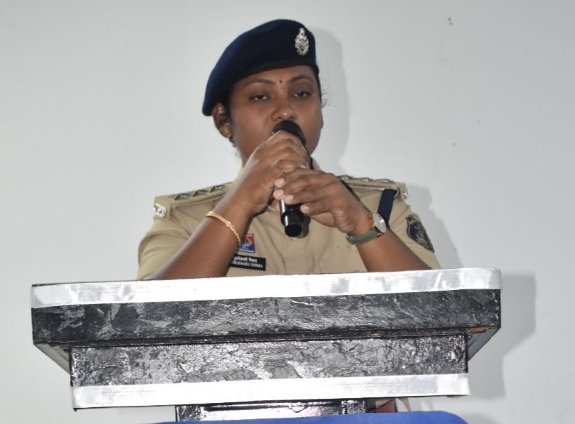 शक्ति जिला पुलिस की जागरूकता पहल-शक्ति के जिंदल वर्ल्ड स्कूल में साइबर जागरूकता अभियान का हुआ आयोजन. एसडीओ पुलिस डॉक्टर भुनेश्वरी पैकरा ने विद्यार्थियों सहित स्कूल परिवार को साइबर अपराधों से बचने किया जागरूक. एसडीओ मैडम ने कहा- किसी भी विपरीत परिस्थितियों में बच्चे घबराए नहीं kshititech
