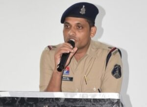 शक्ति जिला पुलिस की जागरूकता पहल-शक्ति के जिंदल वर्ल्ड स्कूल में साइबर जागरूकता अभियान का हुआ आयोजन. एसडीओ पुलिस डॉक्टर भुनेश्वरी पैकरा ने विद्यार्थियों सहित स्कूल परिवार को साइबर अपराधों से बचने किया जागरूक. एसडीओ मैडम ने कहा- किसी भी विपरीत परिस्थितियों में बच्चे घबराए नहीं kshititech