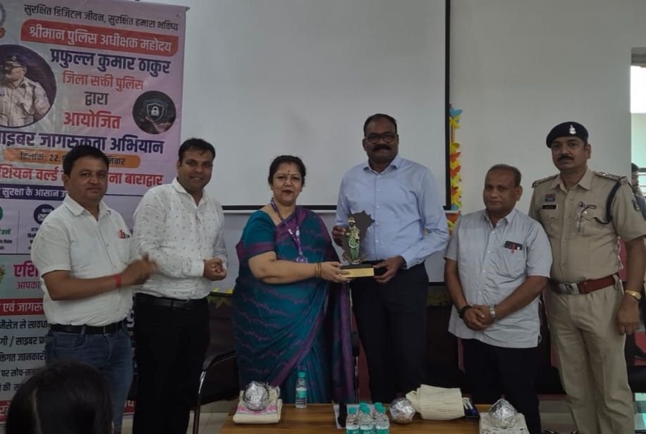 पुलिस कप्तान की मौजूदगी मे बाराद्वार के एशियन वर्ल्ड स्कूल में हुआ साइबर जागृति अभियान का कार्यक्रम. नगर पंचायत अध्यक्ष। चेंबर अध्यक्ष सहित टी आई नरेंद्र यादव भी रहे मौजूद।पुलिस दे रही साइबर सुरक्षा के मंत्र. टीआई साहब ने कहा -साइबर अपराधों से रहे अलर्ट पुलिस कप्तान की मौजूदगी मे बाराद्वार के एशियन वर्ल्ड स्कूल में हुआ साइबर जागृति अभियान का कार्यक्रम. नगर पंचायत अध्यक्ष। चेंबर अध्यक्ष सहित टी आई नरेंद्र यादव भी रहे मौजूद।पुलिस दे रही साइबर सुरक्षा के मंत्र. टीआई साहब ने कहा -साइबर अपराधों से रहे अलर्ट kshititech
