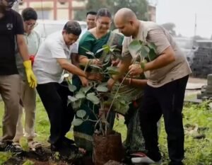 शक्ति के वंदना ग्रुप ऑफ इंडस्ट्रीज ने किया 501 पौधे लगाने के महा अभियान का शुभारंभ. 23 अगस्त को नवनिर्मित जिला न्यायालय परिसर जेठा में किया वृक्षारोपण. त्रिलोकचंद जायसवाल ने कहा- सिर्फ पेड़ लगाना ही उद्देश्य नहीं बल्कि उन पेड़ों को संरक्षण देकर बड़ा करना भी हमारी प्राथमिकता kshititech