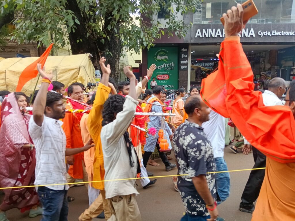 अद्वितीय कांवड़ यात्रा-24 अगस्त को शक्ति से निकली ऐतिहासिक कावड़ यात्रा- महामाई मंदिर से तुरी धाम तक हजारों की संख्या में शिव भक्तों ने उठाई कावड़. जिला पंचायत सदस्य आयुष शर्मा अन्नपूर्णा बाराद्वार एवं धर्मेंद्र सिंह कर रहे थे कावड़ यात्रा का नेतृत्व. पुरे यात्रा मार्ग में जगह-जगह हुआ कावड़ियों का स्वागत।तुरी में होगा भंडारा kshititech