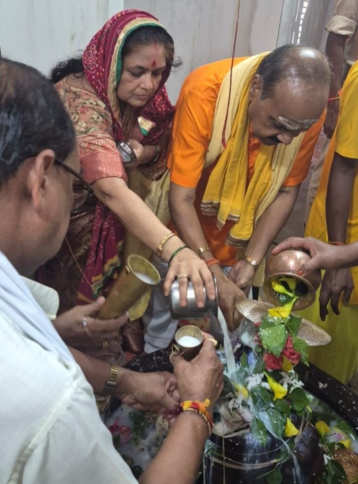 देवगढ़ धाम में चौथे सावन सोमवार भी हुआ महारुद्राभिषेक व विशाल भंडारा समाजसेवी सुभाष गोयल विश्रामपुर।विजय गोयल एवं नगर पंचायत उपाध्यक्ष अंशुल गोयल द्वारा गन्ने के रस से किया गया महाभिषेक देवगढ़ धाम में चौथे सावन सोमवार भी हुआ महारुद्राभिषेक व विशाल भंडारा समाजसेवी सुभाष गोयल विश्रामपुर।विजय गोयल एवं नगर पंचायत उपाध्यक्ष अंशुल गोयल द्वारा गन्ने के रस से किया गया महाभिषेक kshititech