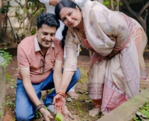 सावन तीजा महोत्सव में अनोखी पहल: विवाह बंधन से पहले दूल्हा-दुल्हन ने बेल का पौधा रोपकर दिया हरियाली का संदेश. दूल्हा दुल्हन ने इस नेक कार्य की शुरुआत परिवार जनों सहित कर दिया पर्यावरण संरक्षण का संदेश. शक्ति के पूर्व नगर पालिका अध्यक्ष संजय रामचंद्र एवं पूर्व पार्षद रजनी अग्रवाल की बिटिया है चित्राली सावन तीजा महोत्सव में अनोखी पहल: विवाह बंधन से पहले दूल्हा-दुल्हन ने बेल का पौधा रोपकर दिया हरियाली का संदेश. दूल्हा दुल्हन ने इस नेक कार्य की शुरुआत परिवार जनों सहित कर दिया पर्यावरण संरक्षण का संदेश. शक्ति के पूर्व नगर पालिका अध्यक्ष संजय रामचंद्र एवं पूर्व पार्षद रजनी अग्रवाल की बिटिया है चित्राली kshititech