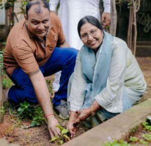 सावन तीजा महोत्सव में अनोखी पहल: विवाह बंधन से पहले दूल्हा-दुल्हन ने बेल का पौधा रोपकर दिया हरियाली का संदेश. दूल्हा दुल्हन ने इस नेक कार्य की शुरुआत परिवार जनों सहित कर दिया पर्यावरण संरक्षण का संदेश. शक्ति के पूर्व नगर पालिका अध्यक्ष संजय रामचंद्र एवं पूर्व पार्षद रजनी अग्रवाल की बिटिया है चित्राली सावन तीजा महोत्सव में अनोखी पहल: विवाह बंधन से पहले दूल्हा-दुल्हन ने बेल का पौधा रोपकर दिया हरियाली का संदेश. दूल्हा दुल्हन ने इस नेक कार्य की शुरुआत परिवार जनों सहित कर दिया पर्यावरण संरक्षण का संदेश. शक्ति के पूर्व नगर पालिका अध्यक्ष संजय रामचंद्र एवं पूर्व पार्षद रजनी अग्रवाल की बिटिया है चित्राली kshititech
