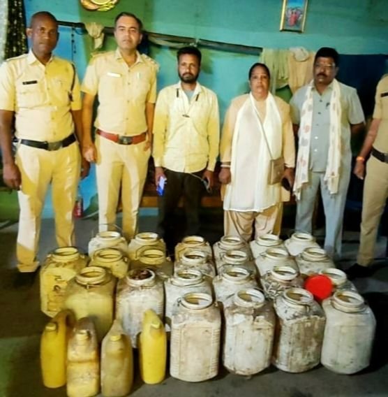एक्साइज डिपार्टमेंट की ताड़- बतोड़ कारवाई-सहायक जिला आबकारी अधिकारी आशीष उप्पल के नेतृत्व में अवैध महुआ शराब कारोबारियो पर बड़ी कार्रवाई. विभाग की कार्रवाई में विक्रेता गिरफ्तार, 12 लीटर महुआ मदिरा जप्त और 345 किलो महुआ लाहन बरामद kshititech
