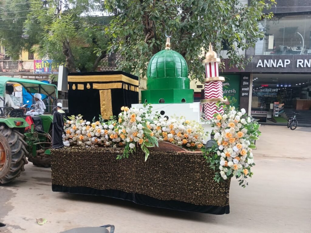 ऐतिहासिक जुलूस-शक्ति शहर में ईद मिलादुन्नबी के मौके पर मुस्लिम समाज ने निकाला भव्य जुलूस। पैगंबर साहब के जन्मदिन पर समाज बंधुओ में दिखा उत्साह. शहर के लोगों को गुलाब के फूल भेंट किए समाज बंधुओ ने. हजारों लोगों की उपस्थिति में निकले जुलूस ने दिया आपसी भाईचारे का संदेश kshititech