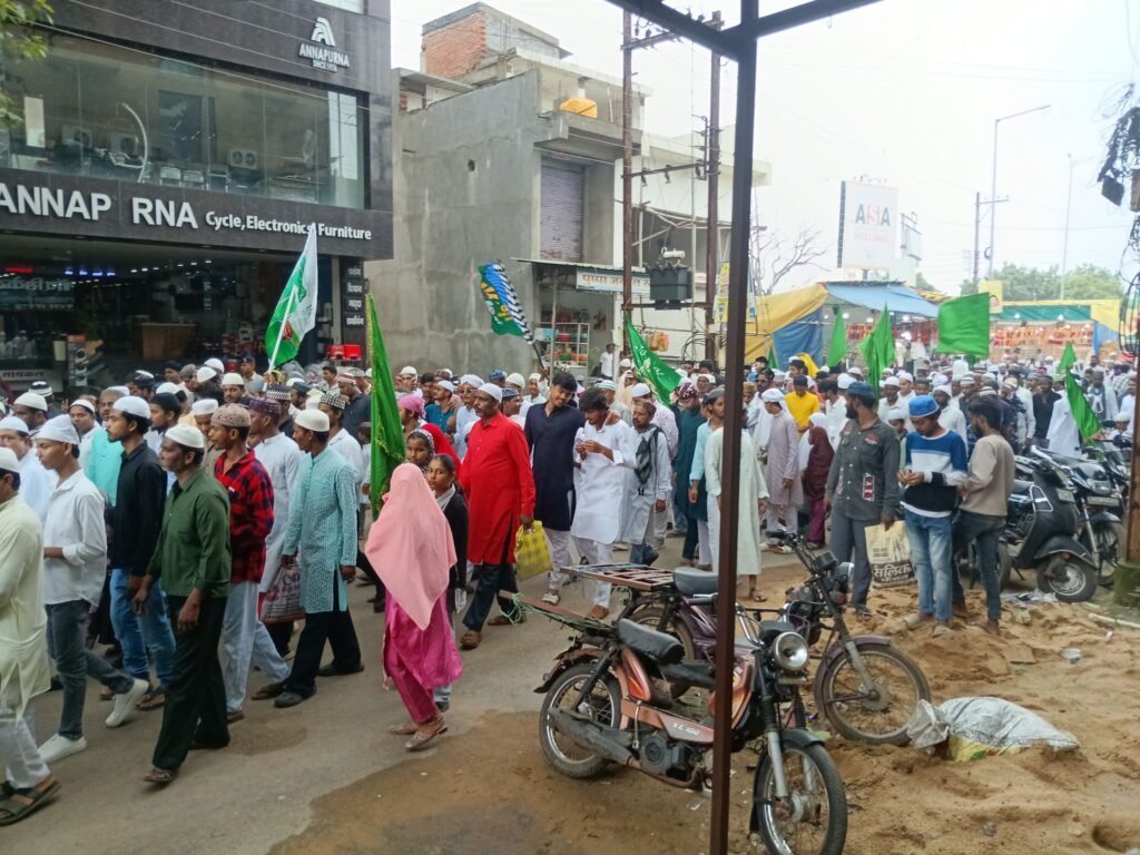 ऐतिहासिक जुलूस-शक्ति शहर में ईद मिलादुन्नबी के मौके पर मुस्लिम समाज ने निकाला भव्य जुलूस। पैगंबर साहब के जन्मदिन पर समाज बंधुओ में दिखा उत्साह. शहर के लोगों को गुलाब के फूल भेंट किए समाज बंधुओ ने. हजारों लोगों की उपस्थिति में निकले जुलूस ने दिया आपसी भाईचारे का संदेश kshititech