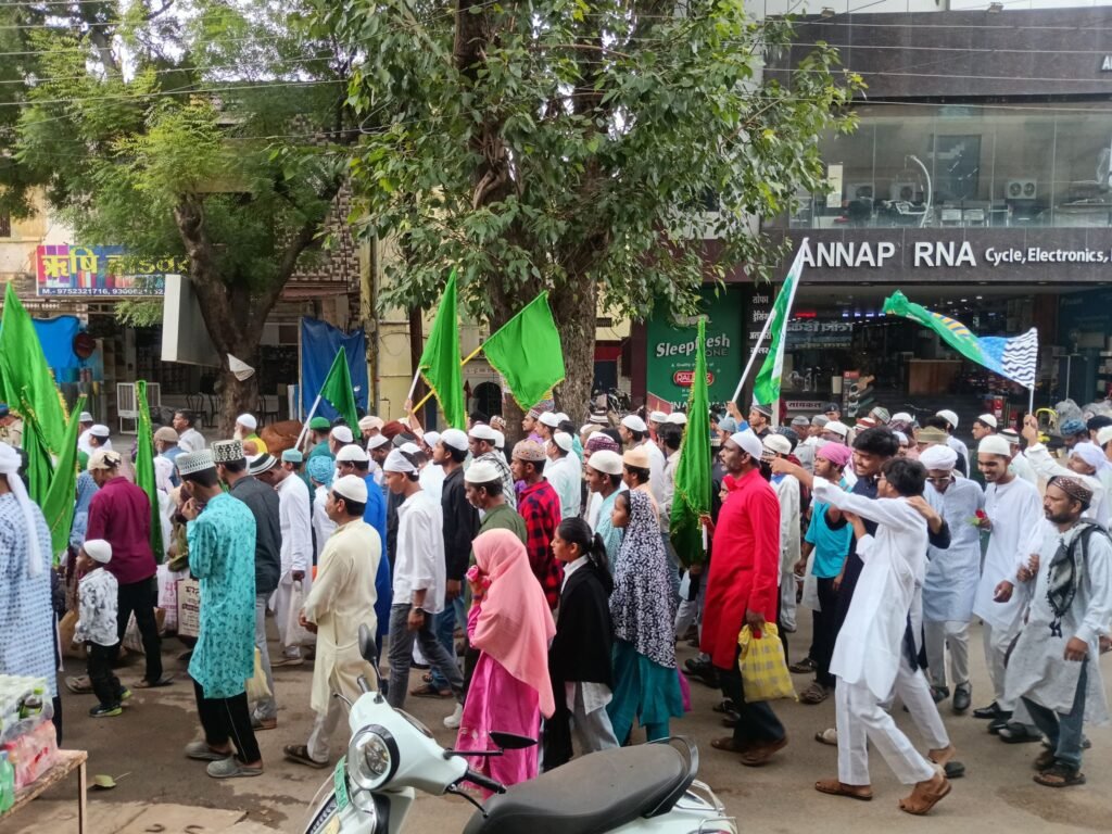 ऐतिहासिक जुलूस-शक्ति शहर में ईद मिलादुन्नबी के मौके पर मुस्लिम समाज ने निकाला भव्य जुलूस। पैगंबर साहब के जन्मदिन पर समाज बंधुओ में दिखा उत्साह. शहर के लोगों को गुलाब के फूल भेंट किए समाज बंधुओ ने. हजारों लोगों की उपस्थिति में निकले जुलूस ने दिया आपसी भाईचारे का संदेश kshititech
