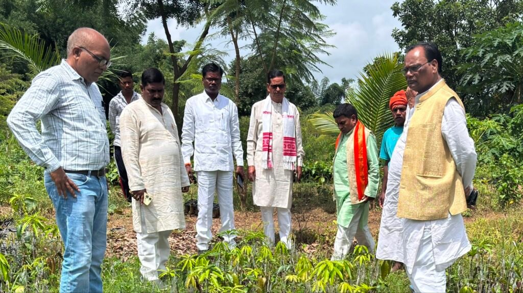 छत्तीसगढ़ में कृषि उद्यानिकी को बढ़ावा देने शाकंभरी बोर्ड के सदस्यों का चल रहा दौरा कार्यक्रम- बलरामपुर जिले में पहुंचे बोर्ड के अध्यक्ष एवं सदस्य. शाकंभरी बोर्ड के सदस्य प्रेमलाल पटेल भी शामिल थे इस प्रतिनिधि मंडल में. बोर्ड की सक्रियता से प्रदेश के किसानों को मिल रहा लाभ छत्तीसगढ़ में कृषि उद्यानिकी को बढ़ावा देने शाकंभरी बोर्ड के सदस्यों का चल रहा दौरा कार्यक्रम- बलरामपुर जिले में पहुंचे बोर्ड के अध्यक्ष एवं सदस्य. शाकंभरी बोर्ड के सदस्य प्रेमलाल पटेल भी शामिल थे इस प्रतिनिधि मंडल में. बोर्ड की सक्रियता से प्रदेश के किसानों को मिल रहा लाभ kshititech