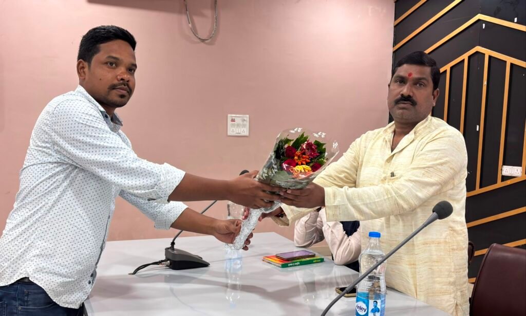 छत्तीसगढ़ में कृषि उद्यानिकी को बढ़ावा देने शाकंभरी बोर्ड के सदस्यों का चल रहा दौरा कार्यक्रम- बलरामपुर जिले में पहुंचे बोर्ड के अध्यक्ष एवं सदस्य. शाकंभरी बोर्ड के सदस्य प्रेमलाल पटेल भी शामिल थे इस प्रतिनिधि मंडल में. बोर्ड की सक्रियता से प्रदेश के किसानों को मिल रहा लाभ छत्तीसगढ़ में कृषि उद्यानिकी को बढ़ावा देने शाकंभरी बोर्ड के सदस्यों का चल रहा दौरा कार्यक्रम- बलरामपुर जिले में पहुंचे बोर्ड के अध्यक्ष एवं सदस्य. शाकंभरी बोर्ड के सदस्य प्रेमलाल पटेल भी शामिल थे इस प्रतिनिधि मंडल में. बोर्ड की सक्रियता से प्रदेश के किसानों को मिल रहा लाभ kshititech