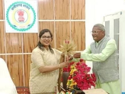 किसान कांग्रेस के अध्यक्ष साधेश्वर ने धान की बाली से बना गुलदस्ता भेंटकर किया शक्ति जिले की मुखिया जय श्री जैन का स्वागत. जिले के किसानों की समस्याओं से भी अवगत कराया कलेक्टर मैडम को. किसानों के खाद बीज को लेकर भी कलेक्टर से करी चर्चा किसान कांग्रेस के अध्यक्ष साधेश्वर ने धान की बाली से बना गुलदस्ता भेंटकर किया शक्ति जिले की मुखिया जय श्री जैन का स्वागत. जिले के किसानों की समस्याओं से भी अवगत कराया कलेक्टर मैडम को. किसानों के खाद बीज को लेकर भी कलेक्टर से करी चर्चा kshititech