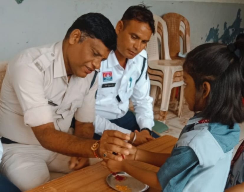पुलिस जवानों को राखियां बांधी अनुनय कॉन्वेंट स्कूल शक्ति की छात्राओं ने- विद्यालय परिसर में हुआ रक्षाबंधन उत्सव का आयोजन. विद्यालय के डायरेक्टर योगेश साहू ने भी छात्राओं को दी रक्षाबंधन पर्व की शुभकामनाएं पुलिस जवानों को राखियां बांधी अनुनय कॉन्वेंट स्कूल शक्ति की छात्राओं ने- विद्यालय परिसर में हुआ रक्षाबंधन उत्सव का आयोजन. विद्यालय के डायरेक्टर योगेश साहू ने भी छात्राओं को दी रक्षाबंधन पर्व की शुभकामनाएं kshititech