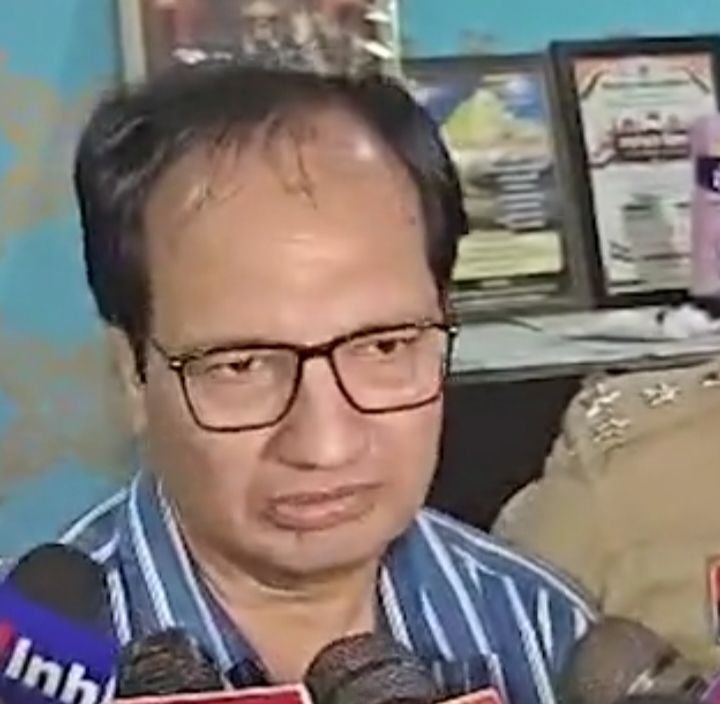 आधी रात हुई हिंसक घटना -बिलासपुर शहर में रक्षाबंधन की रात हिंदू विरोधी टिप्पणी पर बवाल, दो पक्षों में पथराव:बिलासपुर में घरों और दुकानों में तोड़फोड़, भीड़ पर लाठीचार्ज, TI का सिर फटा. कलेक्टर एसपी ने स्वयं हेलमेट पहनकर संभाला मोर्चा. पुलिस के 400 जवान तैनात kshititech