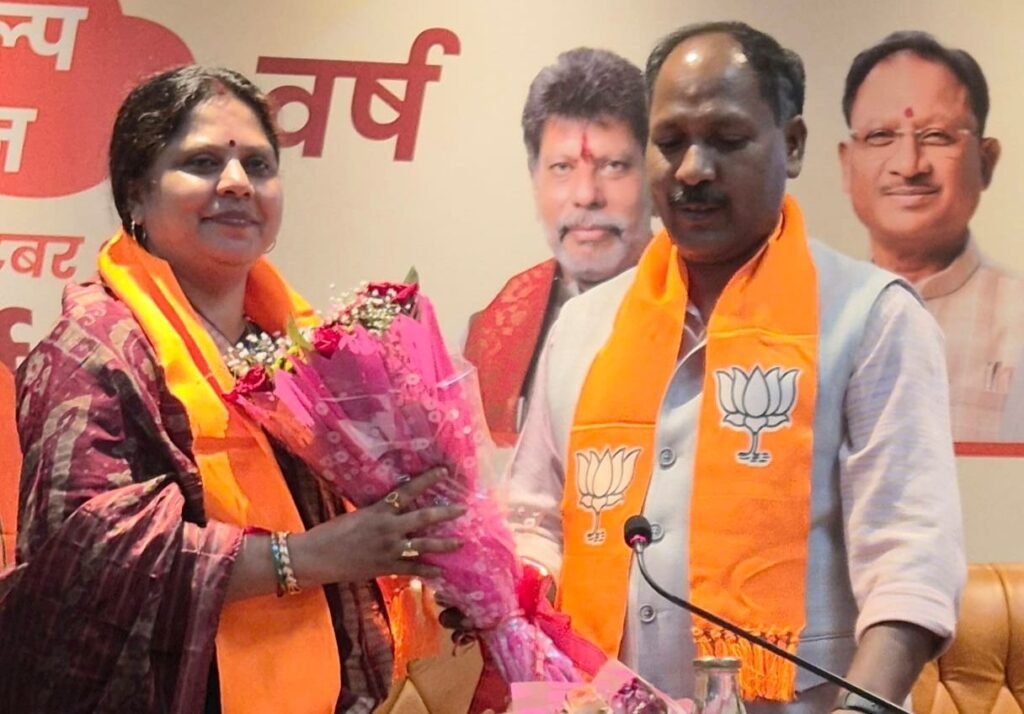 अभूतपूर्व स्वागत-राष्ट्रीय अध्यक्ष बनने के बाद पहली बार छत्तीसगढ़ पहुंची सांसद रूप कुमारी चौधरी का हुआ अभूतपूर्व स्वागत. महिला मोर्चा की बहने भारी संख्या में. एयरपोर्ट से लेकर भाजपा कार्यालय तक रहा गाड़ियों का रेलम पेला. महिला मोर्चा की बहनों ने कहा- आज तक स्वागत का ऐसा नहीं देखा कार्यक्रम kshititech