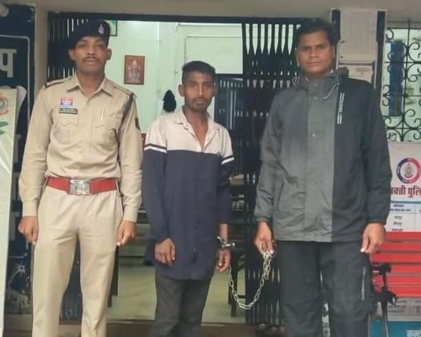 नाबालिक लड़की से छेड़छाड़ कर जान से मारने की धमकी देने वाले आरोपी को पुलिस ने पहुंचाया हवालात।घर के अंदर घुस कर दिया था घटना को अंजाम. एसपी साहब के निर्देशन एवं थाना प्रभारी की सक्रियता से अपराधियों पर हो रही लगातार कार्रवाई kshititech