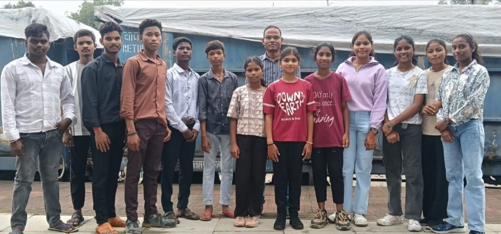 30 अगस्त की सुबह शक्ति जिले के खिलाड़ी हुए दुर्ग रवाना। राज्य स्तरीय प्रतियोगिता में होंगे शामिल। जिला शिक्षा अधिकारी डॉक्टर कुमुदनी बाघ द्विवेदी एवं सहायक क्रीड़ा अधिकारी के मार्गदर्शन में लहराएंगे शक्ति जिले का परचम. शक्ति जिले के खिलाड़ियों को मिल रहा लगातार प्रोत्साहन. राष्ट्रीय स्तर पर कर रहे अपनी प्रतिभा का प्रदर्शन kshititech
