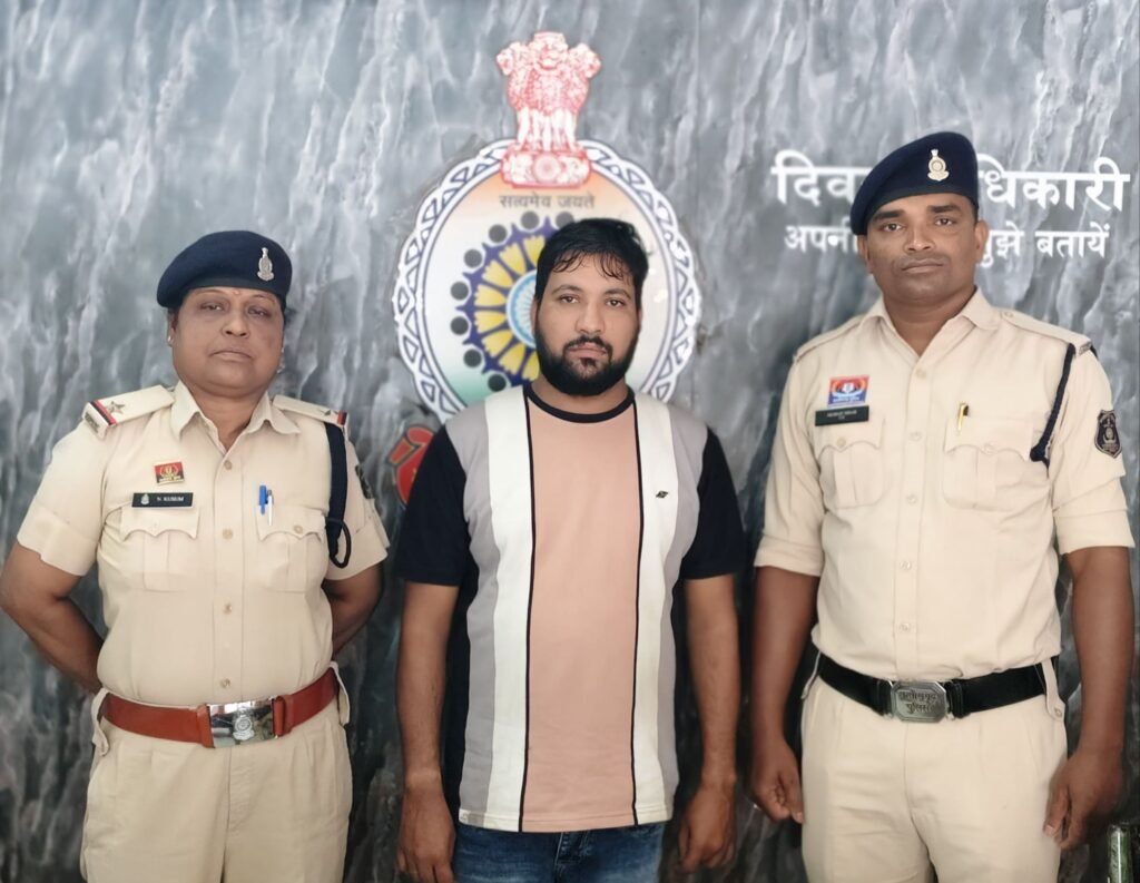 शक्ति के बैंक में बड़ा घोटाला- ग्राहक ने जमा किए रुपए.बैंक कर्मचारी ने खाते में जमा ही नहीं की रकम। शक्ति पुलिस की गिरफ्त में आया बैंक का कर्मचारी। अपने साथी के साथ मिलकर लाखों रुपए डकारने की स्वीकारी बात. सावधान बैंक के खाता धारकों शक्ति के बैंक में बड़ा घोटाला- ग्राहक ने जमा किए रुपए.बैंक कर्मचारी ने खाते में जमा ही नहीं की रकम। शक्ति पुलिस की गिरफ्त में आया बैंक का कर्मचारी। अपने साथी के साथ मिलकर लाखों रुपए डकारने की स्वीकारी बात. सावधान बैंक के खाता धारकों kshititech