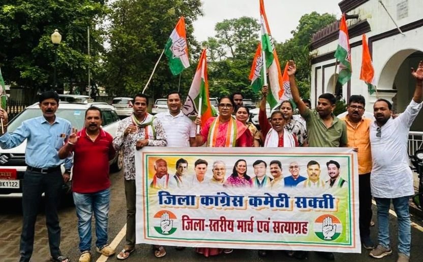सत्याग्रह के रास्ते पर कांग्रेस पार्टी-राहुल पर हुई एफआईआर.बौखलाये कांग्रेसी. शक्ति जिले में कांग्रेस कार्यकर्ताओं ने निकाला फ्लैग मार्च. जिला स्तरीय फ्लैग मार्च में पहुंचे कांग्रेस नेताओं ने कहा- राहुल जी के खिलाफ की गई एफआईआर दुर्भावना पूर्ण सत्याग्रह के रास्ते पर कांग्रेस पार्टी-राहुल पर हुई एफआईआर.बौखलाये कांग्रेसी. शक्ति जिले में कांग्रेस कार्यकर्ताओं ने निकाला फ्लैग मार्च. जिला स्तरीय फ्लैग मार्च में पहुंचे कांग्रेस नेताओं ने कहा- राहुल जी के खिलाफ की गई एफआईआर दुर्भावना पूर्ण kshititech