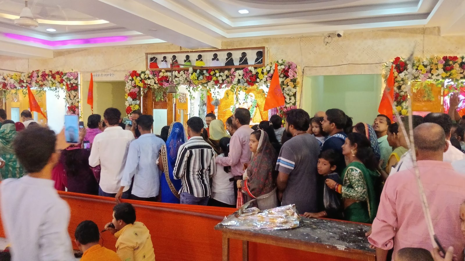 राधे राधे के दीवाने हुए लोग-शक्ति शहर में धूमधाम के साथ हुआ श्री कृष्ण जन्माष्टमी पर्व का आयोजन.शहर के श्री राम मंदिर. राधा कृष्ण मंदिर में उमड़ी श्रद्धालुओं की भीड़. मंदिरों में भारी भीड़ को नियंत्रित करने पुलिस प्रशासन को भी करने पड़ी मशक्कत राधे राधे के दीवाने हुए लोग-शक्ति शहर में धूमधाम के साथ हुआ श्री कृष्ण जन्माष्टमी पर्व का आयोजन.शहर के श्री राम मंदिर. राधा कृष्ण मंदिर में उमड़ी श्रद्धालुओं की भीड़. मंदिरों में भारी भीड़ को नियंत्रित करने पुलिस प्रशासन को भी करने पड़ी मशक्कत kshititech