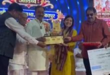 अग्र अलंकरण सम्मान से नवाजी गई अंबिकापुर की प्रसिद्ध चिकित्सक डॉ अंकिता बंसल गोयल. 20 सितंबर को राज्य स्तरीय मंच पर मिला अंकिता को सम्मान. संकल्प हॉस्पिटल अंबिकापुर के संस्थापक डॉ संजय गोयल एवं श्रीमती डॉक्टर लता गोयल की पुत्रवधू. डॉक्टर अक्षय गोयल की धर्मपत्नी तथा शक्ति के समाजसेवी जगदीश बंसल की बिटिया है अंकिता. डॉ .अंकिता ने कहा- यह सम्मान मेरे जीवन के लिए अमूल्य.जरूरतमंदों की सदैव करती रहूंगी सेवा kshititech