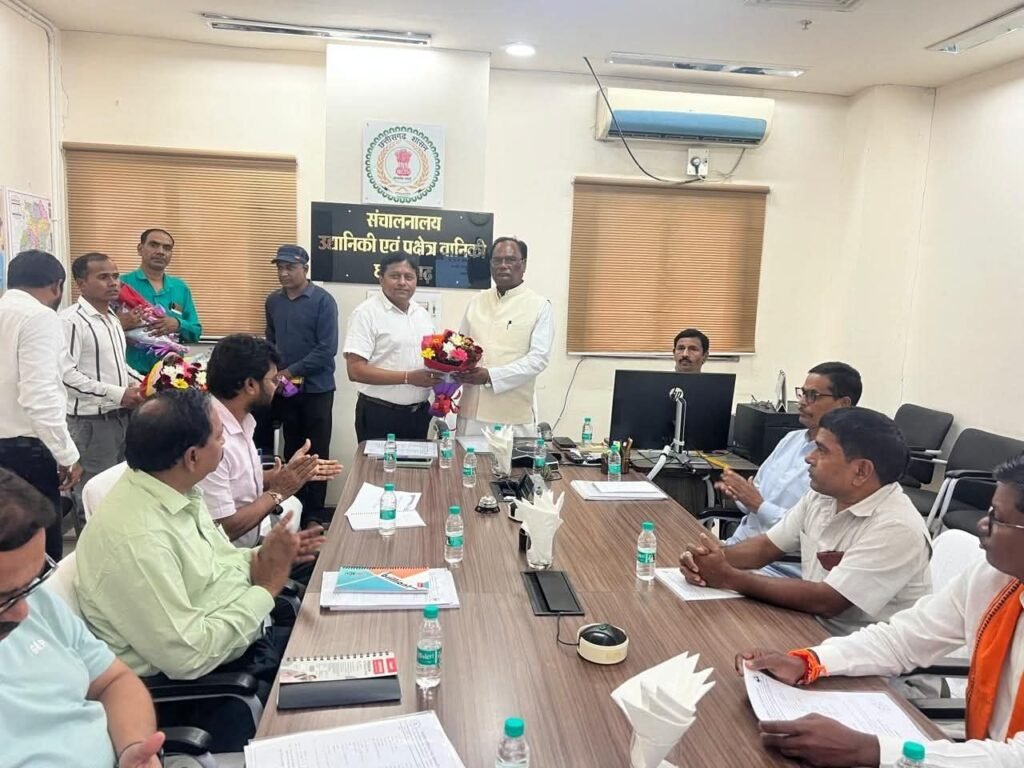 छत्तीसगढ़ में किसानों की आय को दोगुनी करने उद्यानिकी फसलों को दिया जाएगा बढ़ावा. 31 अगस्त को शाकांभरी बोर्ड की संपन्न बैठक में बनी-बड़ी कार्ययोजना. बोर्ड के मेंबर प्रेम पटेल ने कहा- केंद्र एवं राज्य सरकार की योजनाओं का लाभ दिलाया जाएगा किसानों को.श्री पटेल ने शक्ति जिले में भी उद्यानिकी के क्षेत्र में संभावनाओं पर दी रिपोर्ट छत्तीसगढ़ में किसानों की आय को दोगुनी करने उद्यानिकी फसलों को दिया जाएगा बढ़ावा. 31 अगस्त को शाकांभरी बोर्ड की संपन्न बैठक में बनी-बड़ी कार्ययोजना. बोर्ड के मेंबर प्रेम पटेल ने कहा- केंद्र एवं राज्य सरकार की योजनाओं का लाभ दिलाया जाएगा किसानों को.श्री पटेल ने शक्ति जिले में भी उद्यानिकी के क्षेत्र में संभावनाओं पर दी रिपोर्ट kshititech