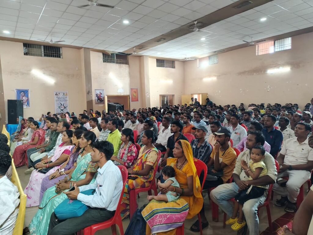 शक्ति जिले के श्रम विभाग से जुड़े 734 हितग्राहियों को दी गई करीब सवा करोड रुपए की राशि. 8 सितंबर को बाराद्वार में कर्मकार कल्याण मंडल के अध्यक्ष रामप्रताप सिंह की उपस्थिति में आयोजित था कार्यक्रम। कलेक्टर जय श्री जैन भी रही मौजूद kshititech