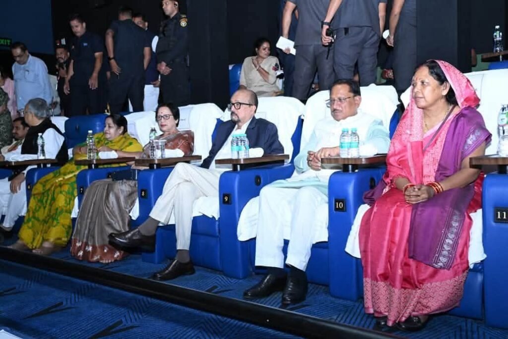 मल्टीप्लेक्स सिनेमा में हनुमान अंश फिल्म देखी मुख्यमंत्री. राज्यपाल एवं विधानसभा अध्यक्ष ने. सीएम ने फिल्म को छत्तीसगढ़ में टैक्स फ्री करने की घोषणा करी मल्टीप्लेक्स सिनेमा में हनुमान अंश फिल्म देखी मुख्यमंत्री. राज्यपाल एवं विधानसभा अध्यक्ष ने. सीएम ने फिल्म को छत्तीसगढ़ में टैक्स फ्री करने की घोषणा करी kshititech