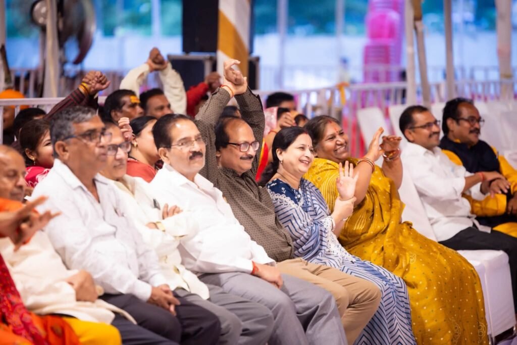 बम्हनीनडीह में जयपुरिया परिवार की प्रारंभ हुई पितृ मोक्ष गया श्रद्धा अंतर्गत श्रीमद् भागवत कथा. 13 सितंबर को कथा वाचक डॉ अनिरुद्ध आचार्य जी महाराज ने देव प्रतिष्ठा एवं भागवत महात्मय सहित सुखदेव आगमन के प्रसंग का किया वर्णन. जयपुरिया परिवार ने निकाली भव्य शोभायात्रा. आज दोपहर 12:00 बजे पत्रकार वार्ता को संबोधित करेंगे कथा वाचक डॉक्टर अनिरुद्ध आचार्य जी महाराज kshititech