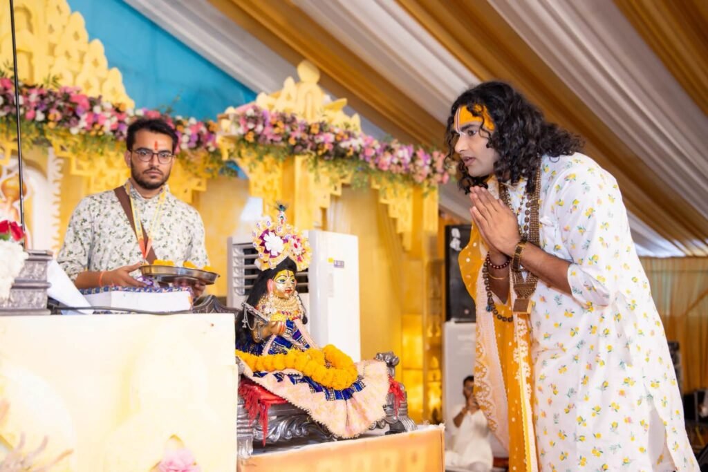 बम्हनीनडीह में जयपुरिया परिवार की प्रारंभ हुई पितृ मोक्ष गया श्रद्धा अंतर्गत श्रीमद् भागवत कथा. 13 सितंबर को कथा वाचक डॉ अनिरुद्ध आचार्य जी महाराज ने देव प्रतिष्ठा एवं भागवत महात्मय सहित सुखदेव आगमन के प्रसंग का किया वर्णन. जयपुरिया परिवार ने निकाली भव्य शोभायात्रा. आज दोपहर 12:00 बजे पत्रकार वार्ता को संबोधित करेंगे कथा वाचक डॉक्टर अनिरुद्ध आचार्य जी महाराज kshititech