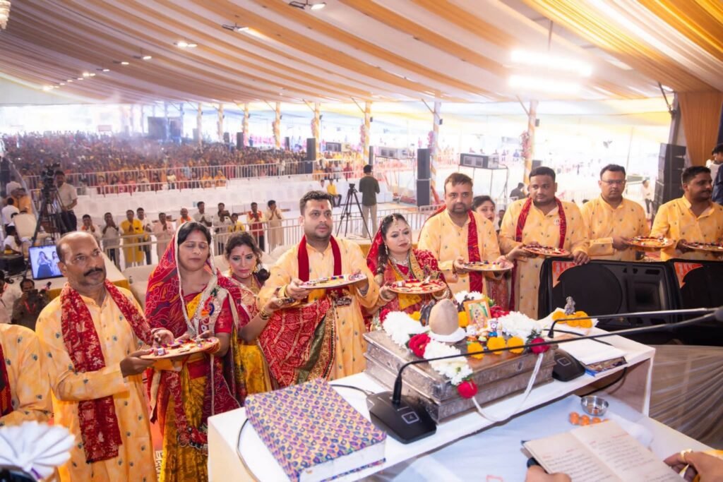 बम्हनीनडीह में जयपुरिया परिवार की प्रारंभ हुई पितृ मोक्ष गया श्रद्धा अंतर्गत श्रीमद् भागवत कथा. 13 सितंबर को कथा वाचक डॉ अनिरुद्ध आचार्य जी महाराज ने देव प्रतिष्ठा एवं भागवत महात्मय सहित सुखदेव आगमन के प्रसंग का किया वर्णन. जयपुरिया परिवार ने निकाली भव्य शोभायात्रा. आज दोपहर 12:00 बजे पत्रकार वार्ता को संबोधित करेंगे कथा वाचक डॉक्टर अनिरुद्ध आचार्य जी महाराज kshititech