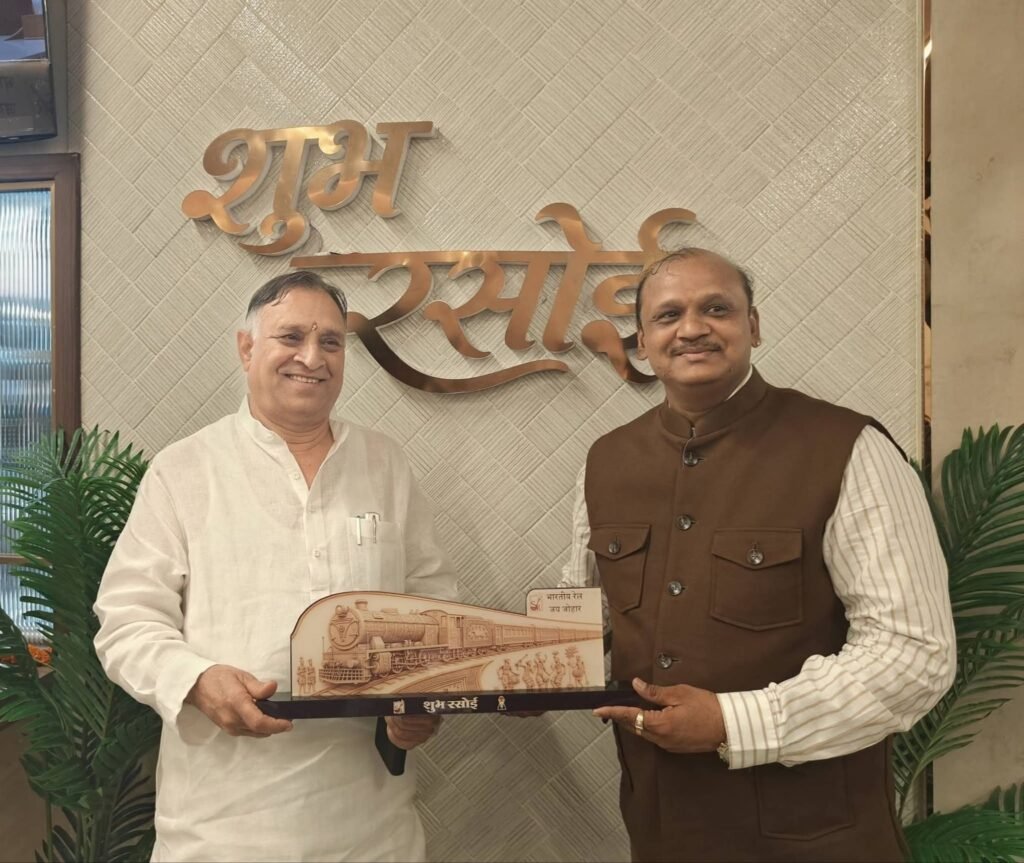 रायपुर रेलवे स्टेशन के प्लेटफार्म नंबर एक में हुआ शुभ रसोई का शुभारंभ.पूर्णतः शुद्ध शाकाहारी एवं सात्विक भोजन उपलब्ध होगा रेल यात्रियों को. 16 सितंबर को हुआ शुभारंभ. लोकेश कावड़िया ने कहा- इस रसोई के प्रारंभ होने से लोगों को मिलेगा स्वादिष्ट भोजन kshititech