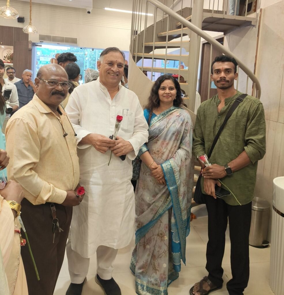 रायपुर रेलवे स्टेशन के प्लेटफार्म नंबर एक में हुआ शुभ रसोई का शुभारंभ.पूर्णतः शुद्ध शाकाहारी एवं सात्विक भोजन उपलब्ध होगा रेल यात्रियों को. 16 सितंबर को हुआ शुभारंभ. लोकेश कावड़िया ने कहा- इस रसोई के प्रारंभ होने से लोगों को मिलेगा स्वादिष्ट भोजन kshititech