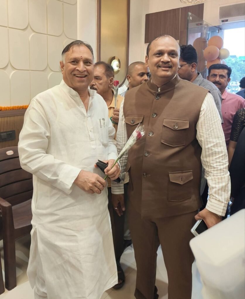 रायपुर रेलवे स्टेशन के प्लेटफार्म नंबर एक में हुआ शुभ रसोई का शुभारंभ.पूर्णतः शुद्ध शाकाहारी एवं सात्विक भोजन उपलब्ध होगा रेल यात्रियों को. 16 सितंबर को हुआ शुभारंभ. लोकेश कावड़िया ने कहा- इस रसोई के प्रारंभ होने से लोगों को मिलेगा स्वादिष्ट भोजन kshititech