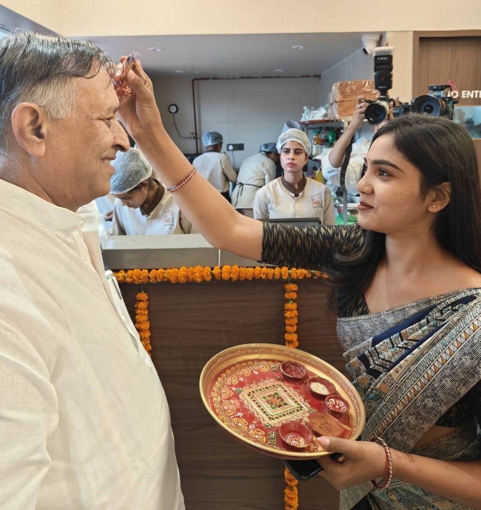 रायपुर रेलवे स्टेशन के प्लेटफार्म नंबर एक में हुआ शुभ रसोई का शुभारंभ.पूर्णतः शुद्ध शाकाहारी एवं सात्विक भोजन उपलब्ध होगा रेल यात्रियों को. 16 सितंबर को हुआ शुभारंभ. लोकेश कावड़िया ने कहा- इस रसोई के प्रारंभ होने से लोगों को मिलेगा स्वादिष्ट भोजन kshititech