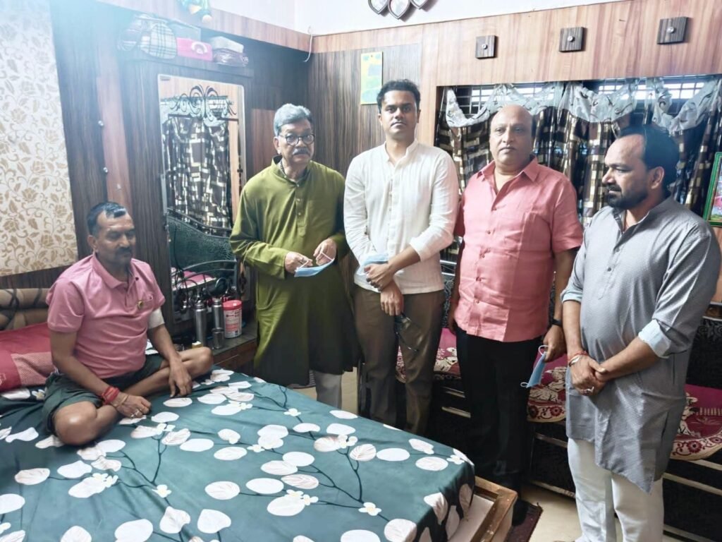 अपने सबसे पुराने कार्यकर्ता का स्वास्थ्य हाल-चाल जानने पहुंचे नेता प्रतिपक्ष महंत जी. कट्टर महंत समर्थक उगेंद्र अग्रवाल पप्पू अस्वस्थता के चलते ले रहे हैं स्वास्थ्य लाभ. kshititech
