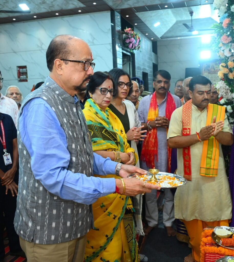 महामहिम राज्यपाल सह परिवार पहुंचे रायपुर के बांके बिहारी मंदिर में. 157 साल पुराने मंदिर में पूजा अर्चना की डेका साहब ने.मंदिर समिति के प्रमुख डॉ अशोक सियाराम अग्रवाल भी रहे मौजूद महामहिम राज्यपाल सह परिवार पहुंचे रायपुर के बांके बिहारी मंदिर में. 157 साल पुराने मंदिर में पूजा अर्चना की डेका साहब ने.मंदिर समिति के प्रमुख डॉ अशोक सियाराम अग्रवाल भी रहे मौजूद kshititech